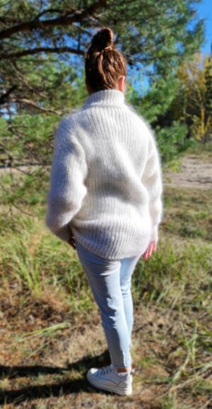 белый пуховый свитер