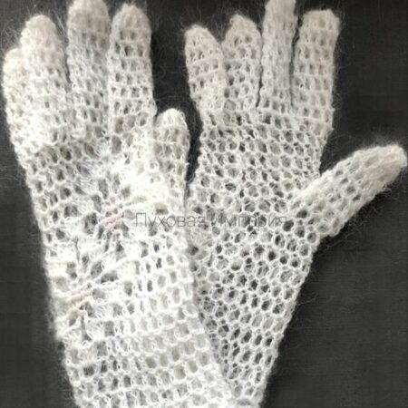 Белые пуховые перчатки.